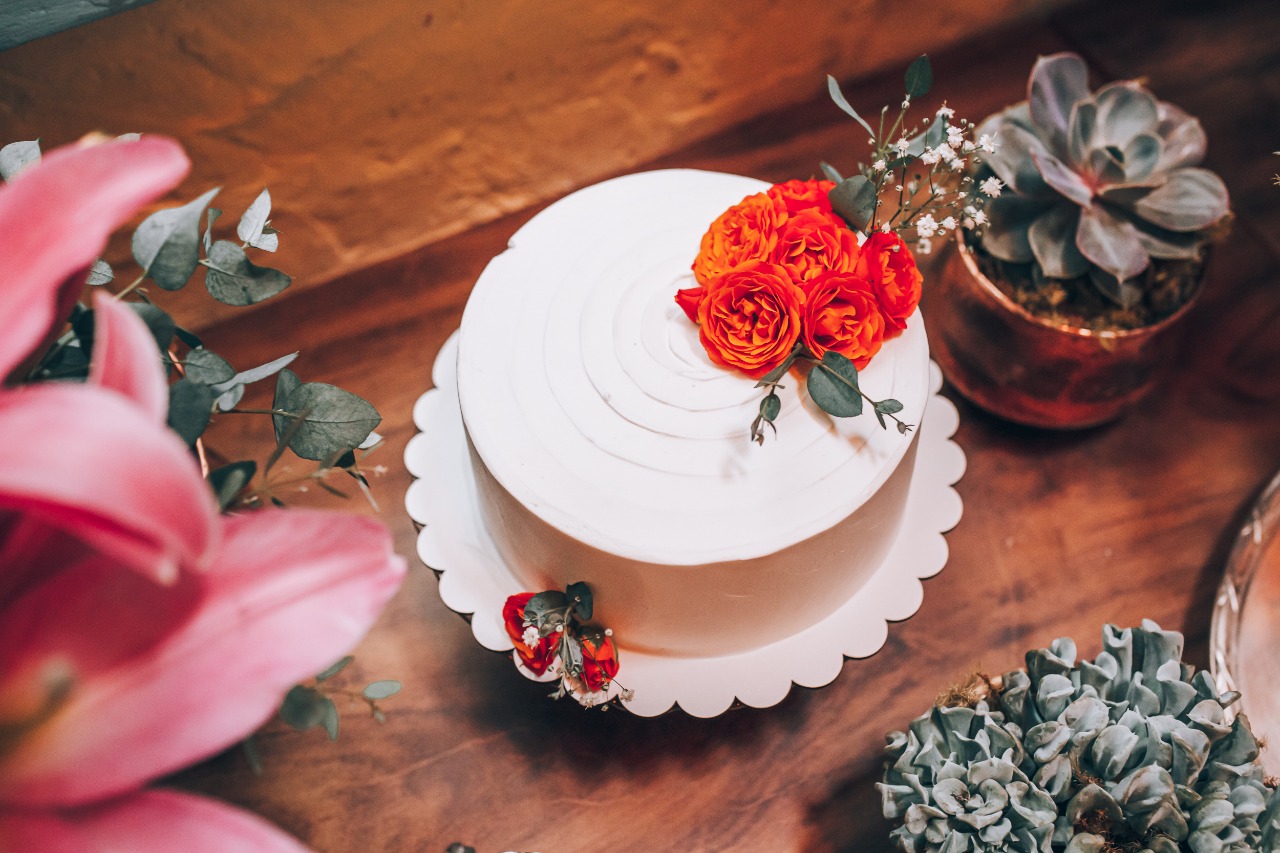 Bolo branco com flores